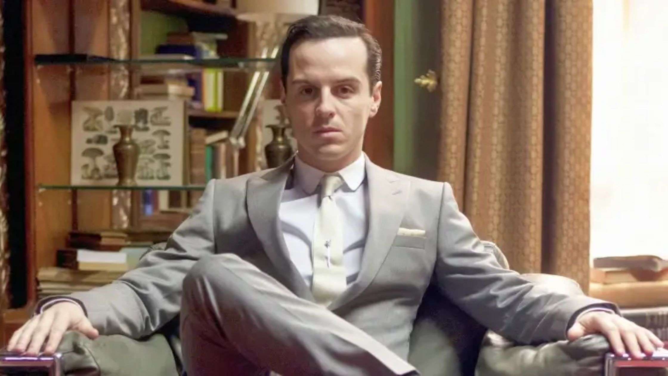Andrew Scott como Moriarty en una escena de Sherlock de la BBC