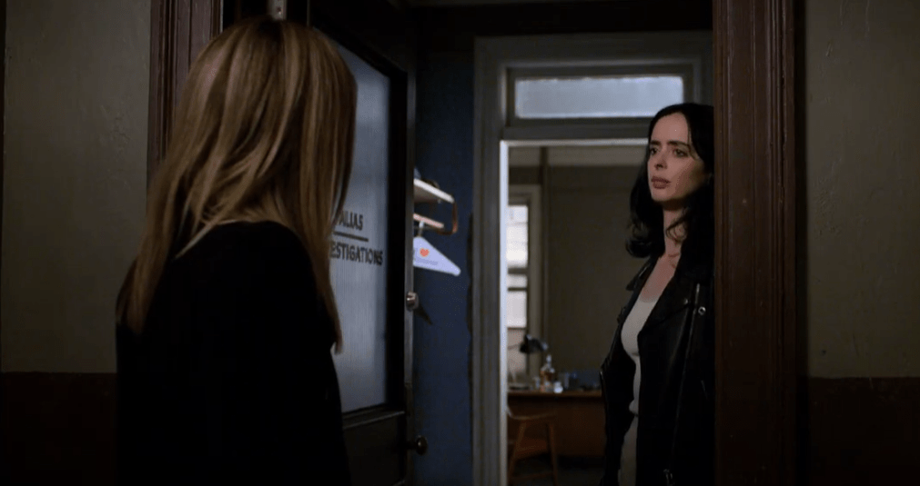 Jessica Jones en la puerta de Investigaciones Alias, entrada a su oficina de detective privado con su hermanastra Patricia «Trish» Walker