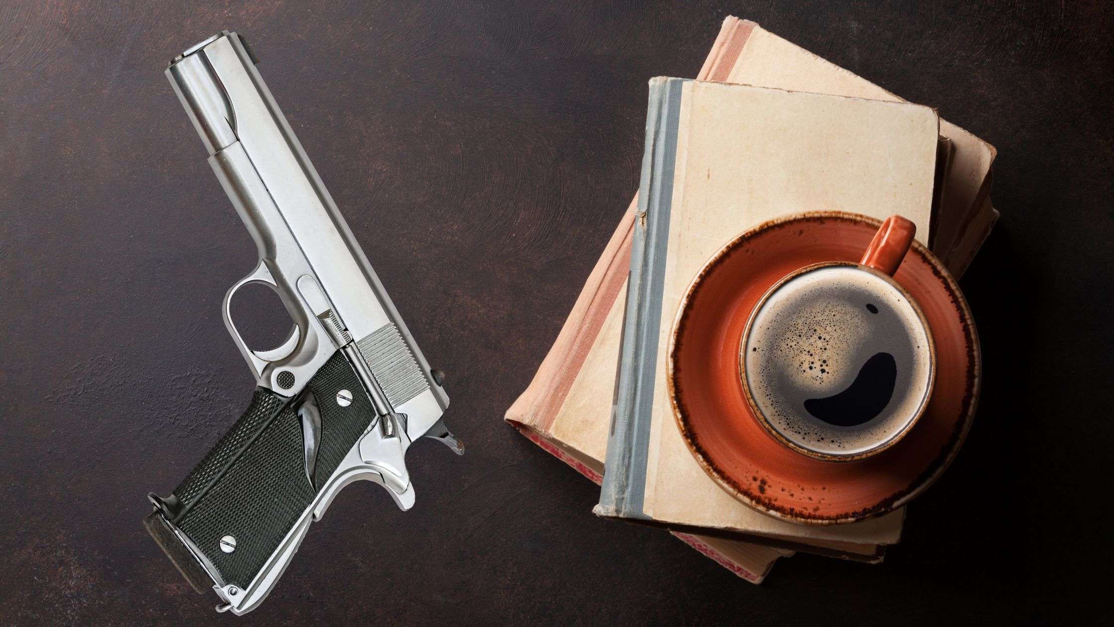 Libros, café y arma portada de la entrada cuando el libro es el móvil del crimen
