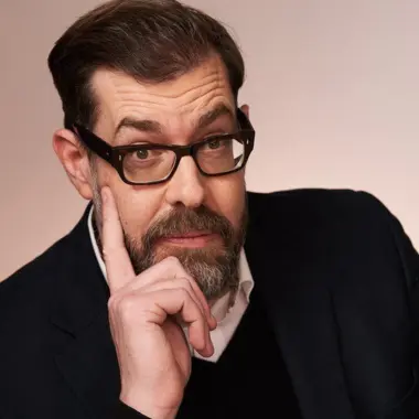 Richard Osman, autor de El club del crimen de los jueves y Resolvemos asesinatos