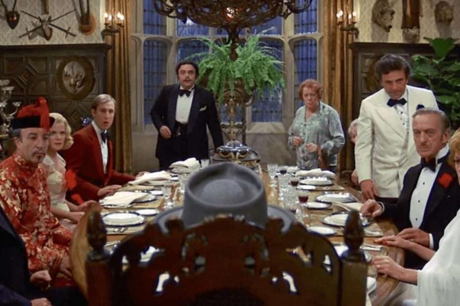 Fotograma de la película Un cadáver a los postres, con Peter Falk, Maggie Smith, Truman Capote, David Niven, Alec Guiness Novela detectives clásica