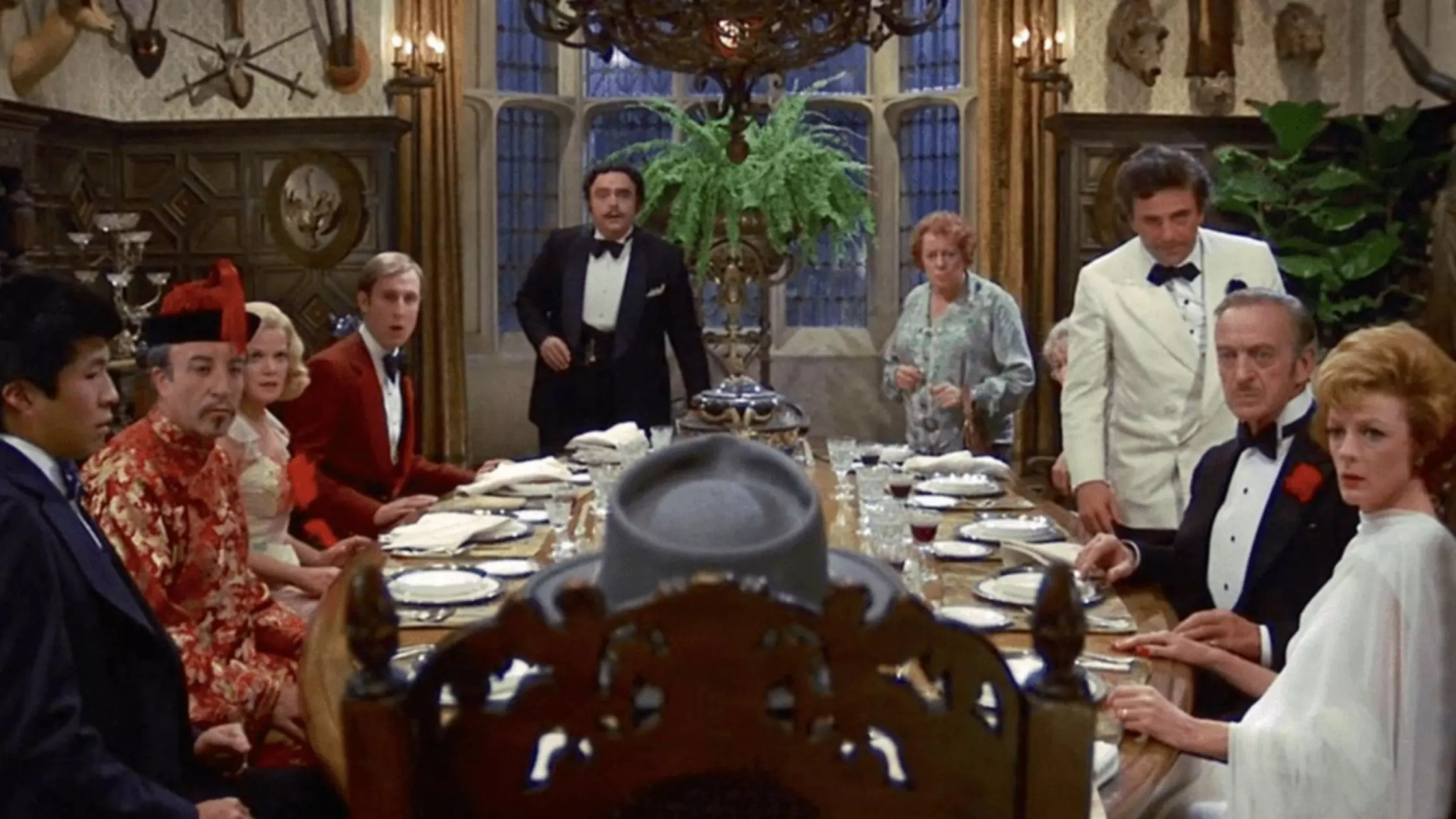 Fotograma de la película Un cadáver a los postres, con Peter Falk, Maggie Smith, Truman Capote, David Niven, Alec Guiness Novela detectives clásica