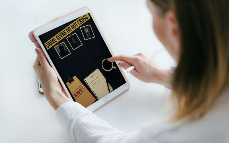 Vista de la Libreta de Investigación de Rachel Ripley en una tablet: herramienta interactiva para lectoras de thriller y novela negra
